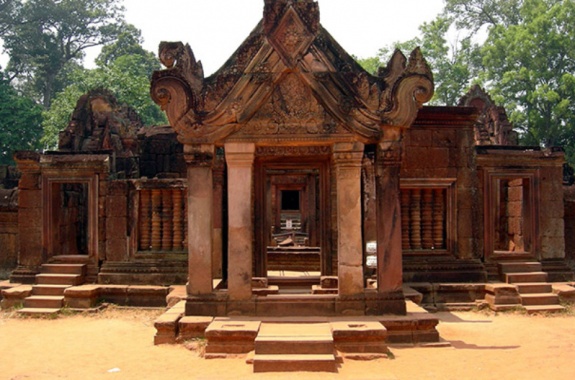Exclusive Cambodia Travel-Batreay Srei temple