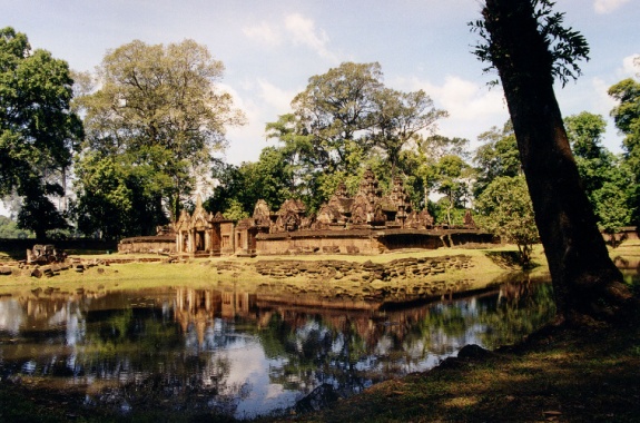 Exclusive Cambodia Travel-Batreay Srei temple